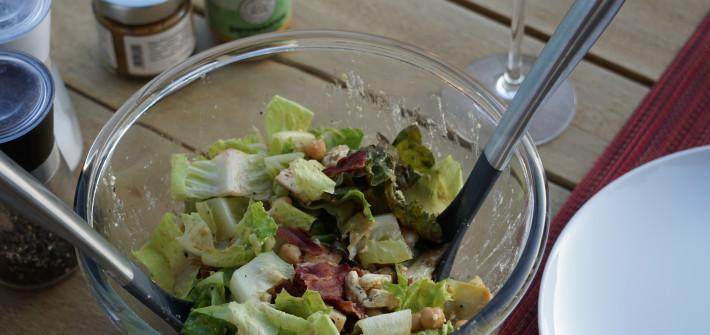 Romana-Salat mit Kichererbsen und Speck